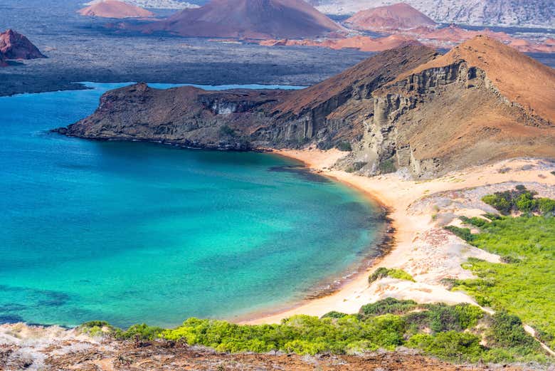 Panorâmica das águas cristalinas da Ilha Bartolomé