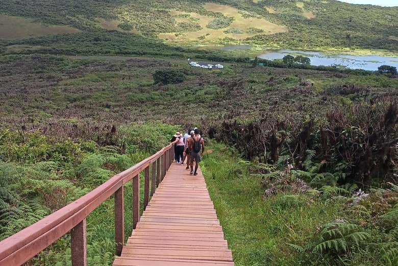 Camminando verso la laguna El Junco en San Cristóbal