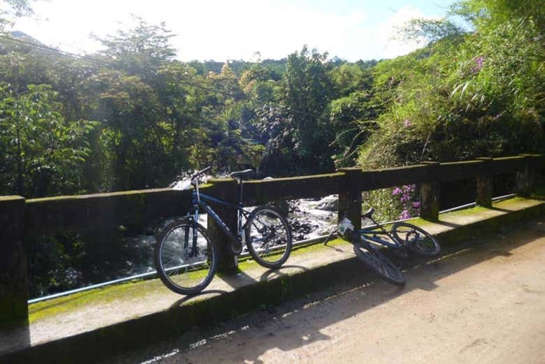 Recorriendo Mindo en bicicleta