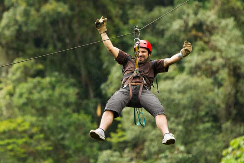 Volando en tirolina sobre el Bosque Mindo Nambillo