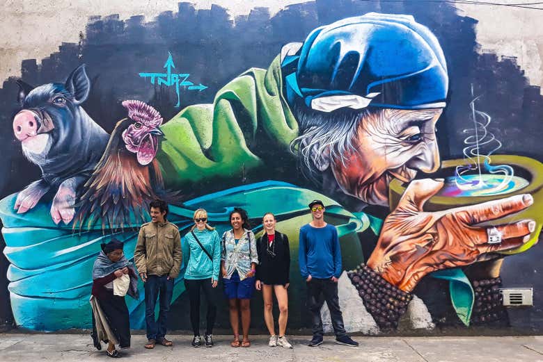Frente a uno de los murales de Otavalo