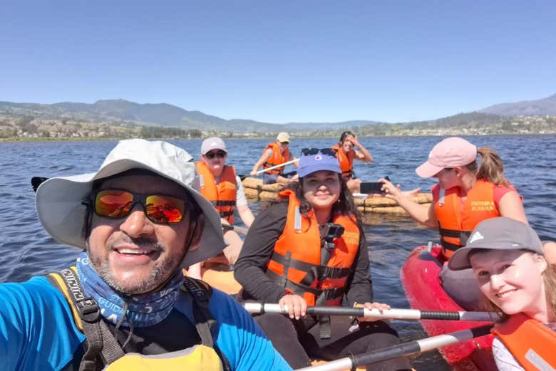 Enjoy this canoe ride in Lake San Pablo