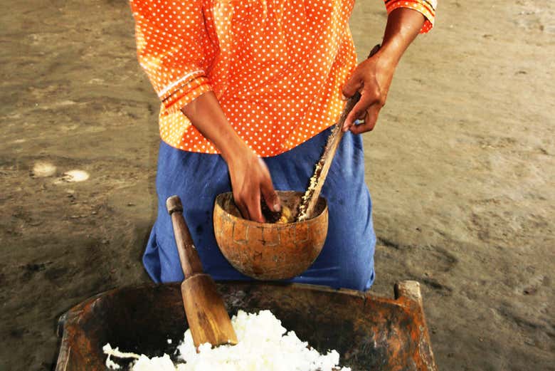 See how chicha de yuca is made