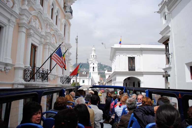 Contemplando Quito dall'autobus