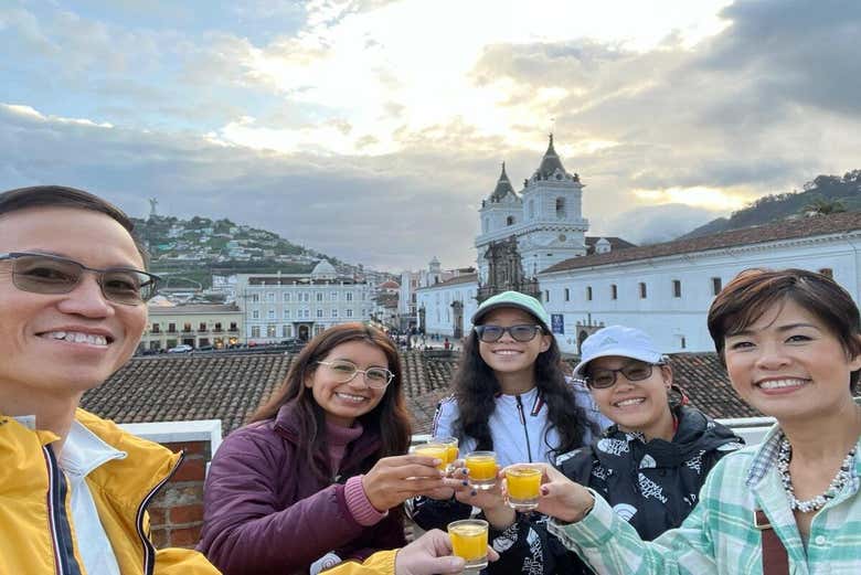 Brindando com um licor equatoriano no centro histórico