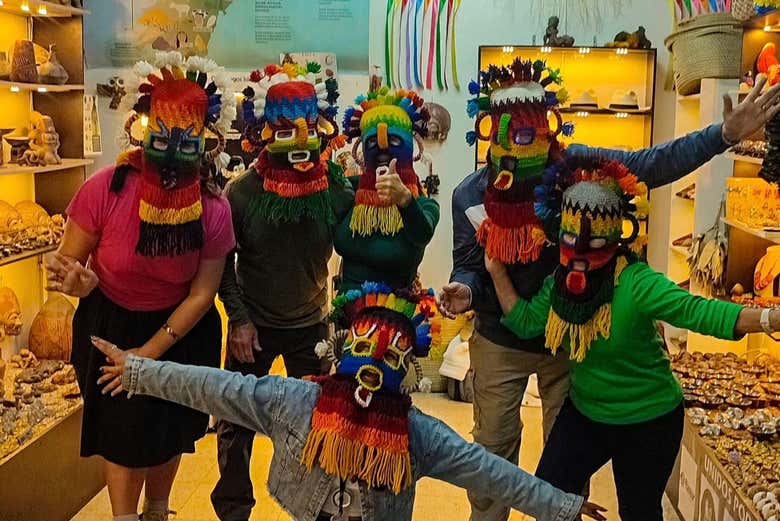 Vivendo a tradição com as máscaras do Diablo Huma