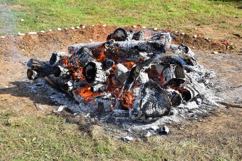 Fogueira com pedras quentes