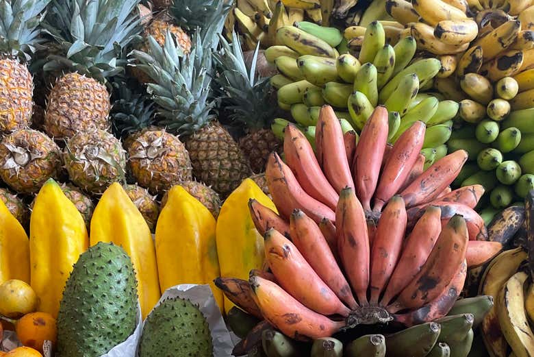 Plátanos y piñas en un puesto tradicional