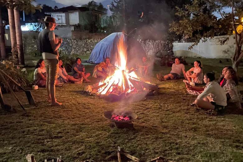 Ao redor da fogueira antes da cerimônia