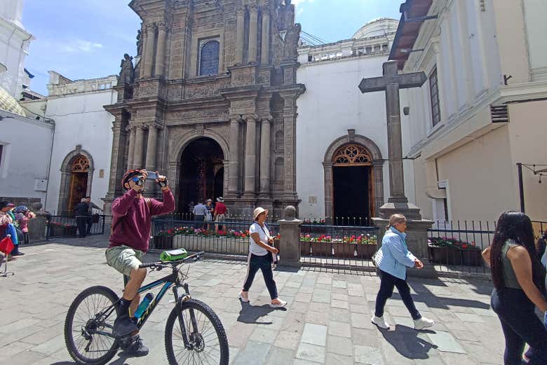 Admirando a igreja de El Sagrario