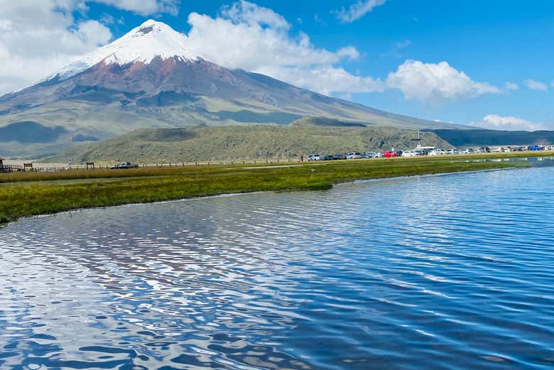Laguna de Limpiopungo con el Cotopaxi de fondo