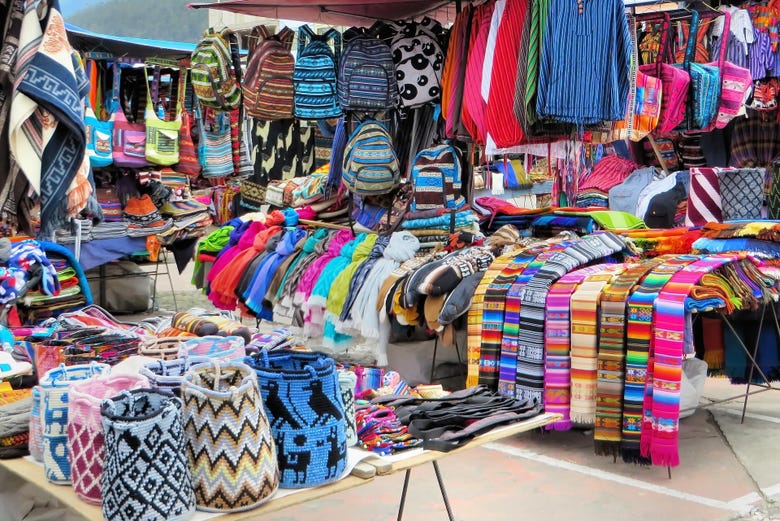 Mercado de artesanía indígena en Otavalo