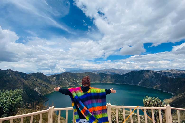 Contemplando la laguna de Quilotoa desde lo alto del mirador