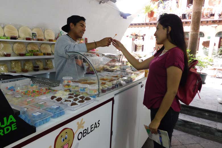 Acquistando un dolce tradizionale