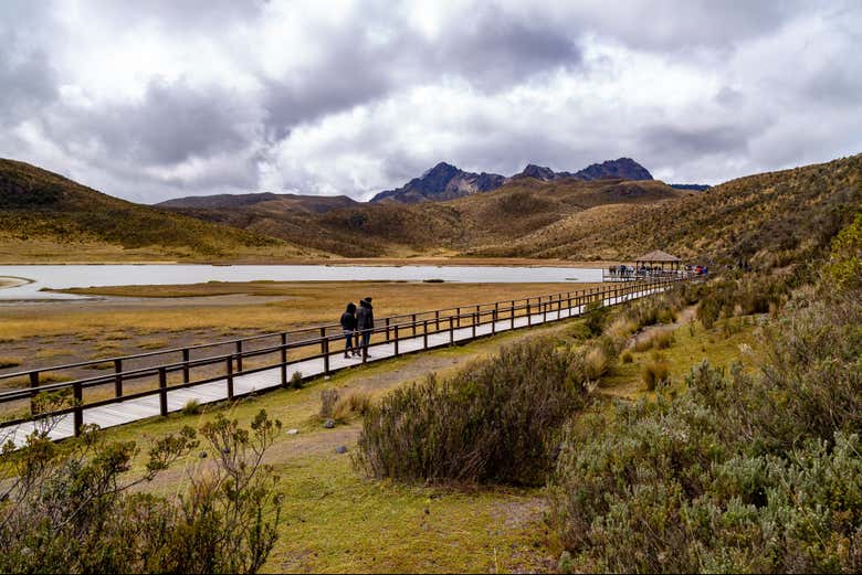 Paseando junto a la laguna Limpiopungo