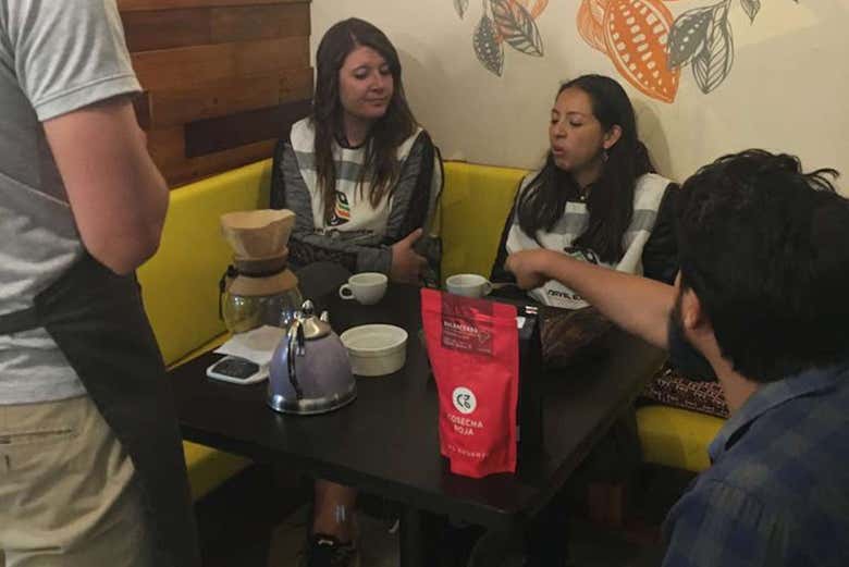 Provando o cacau de Quito