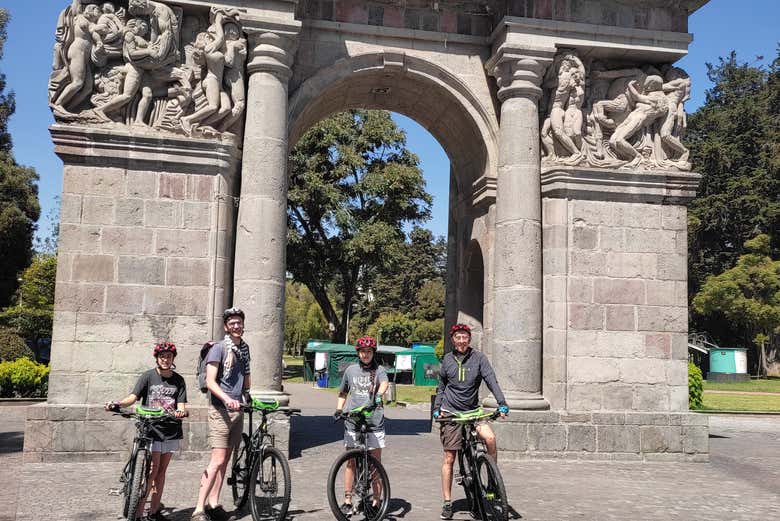 Na Puerta de La Circasiana com as bicicletas