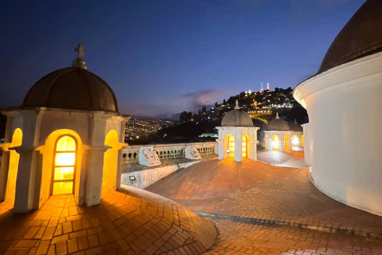 Explore Quito's atmoshpere at night