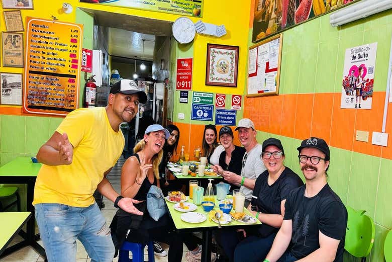Compartilhando sabores locais em um restaurante de Quito