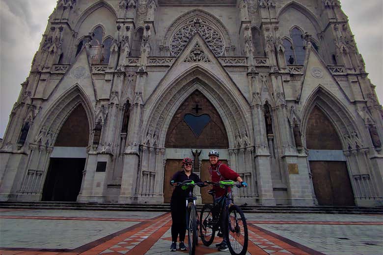 Conhecendo a Basílica do Voto Nacional em Quito