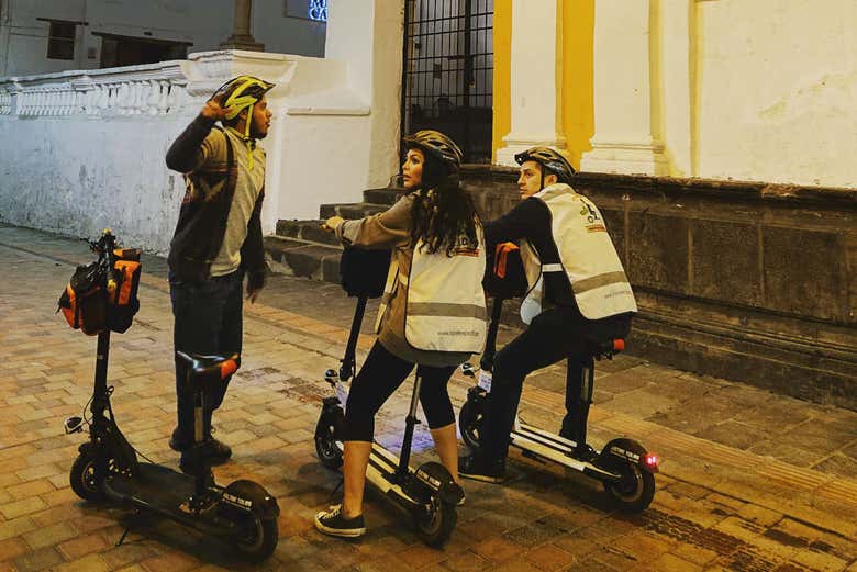 Noite em Quito com o patinete elétrico
