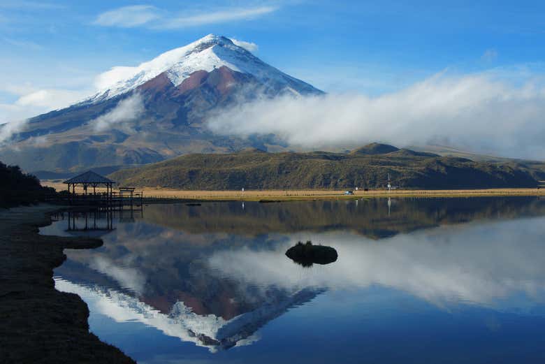 Laguna Limpiopungo con el Cotopaxi reflejado en sus aguas