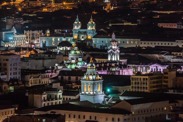 Tour noturno de trólebus por Quito