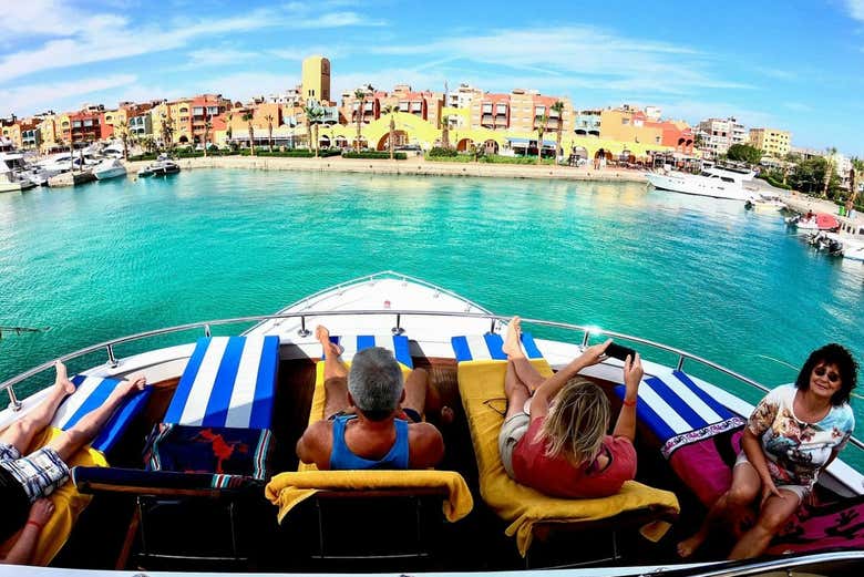 Vue du bateau sur la côte d'Ain Sujna