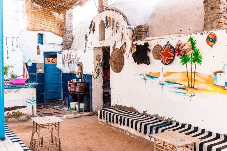 Casa colorida del pueblo nubio