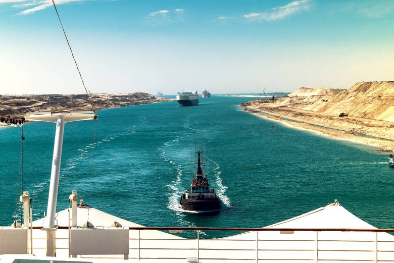Barcos cruzando o Canal de Suez