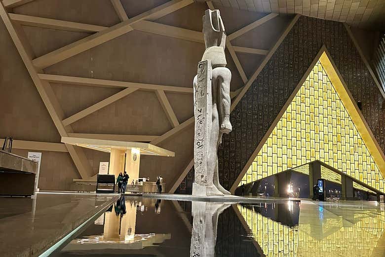 Sculpture de Ramsès II dans le hall du musée