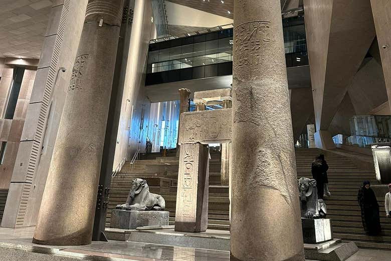 Colonnes et sphinx de l'escalier principal du musée