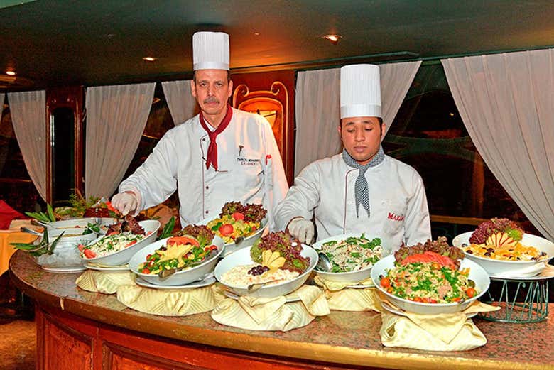 Cena a buffet con piatti tipici e internazionali