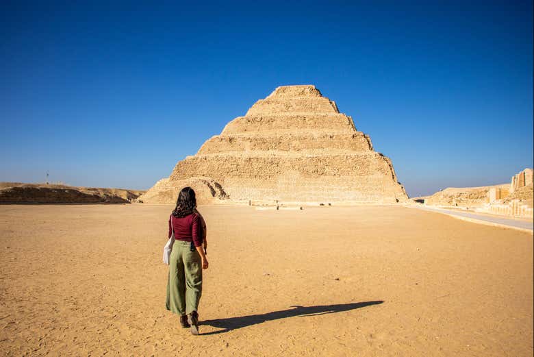 Contemplando las pirámides de la necrópolis de Saqqara