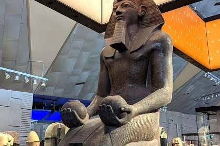Vous verrez différentes statues de pharaons