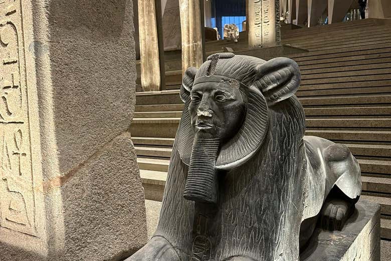 Esfinge na escadaria do Grande Museu Egípcio