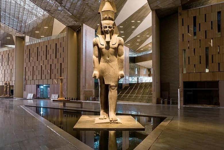 La estatua de Ramsés II en el Gran Museo Egipcio