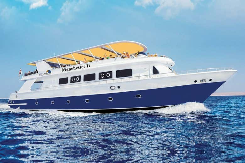 Barco surcando las aguas del golfo de Suez