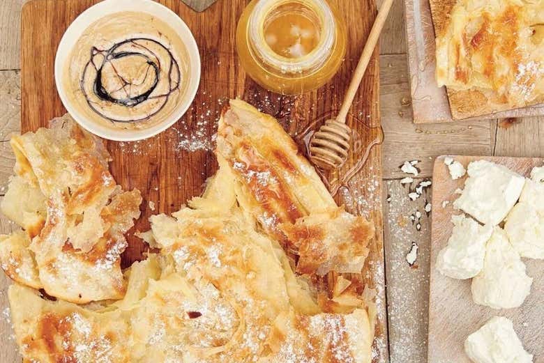 Hojaldres con queso y miel