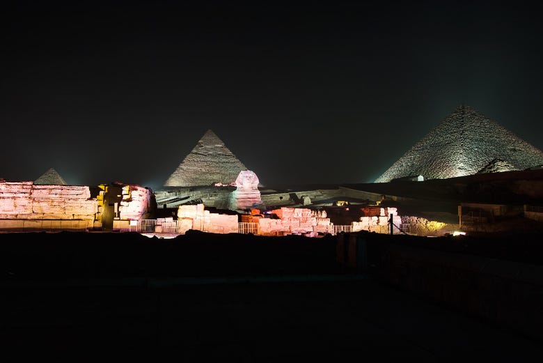 Pirâmides de Gizé iluminadas