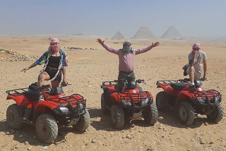 Quads devant les pyramides en Égypte