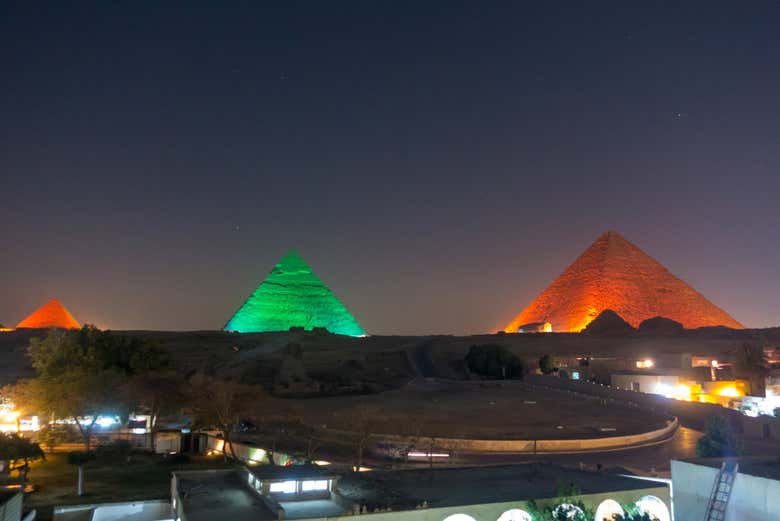 Piramidi di Giza di sera, durante lo spettacolo