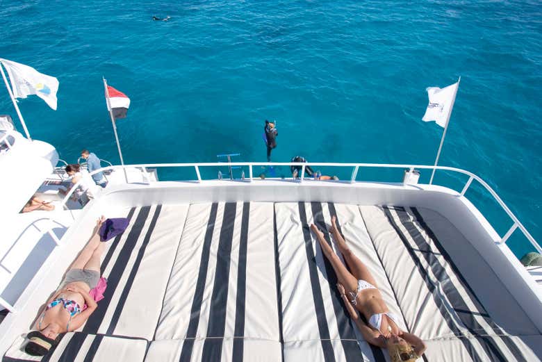 Tomando el sol en la cubierta del barco