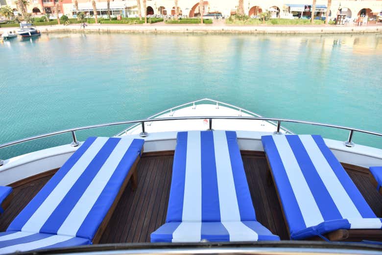 Gli sdrai della coperta della barca
