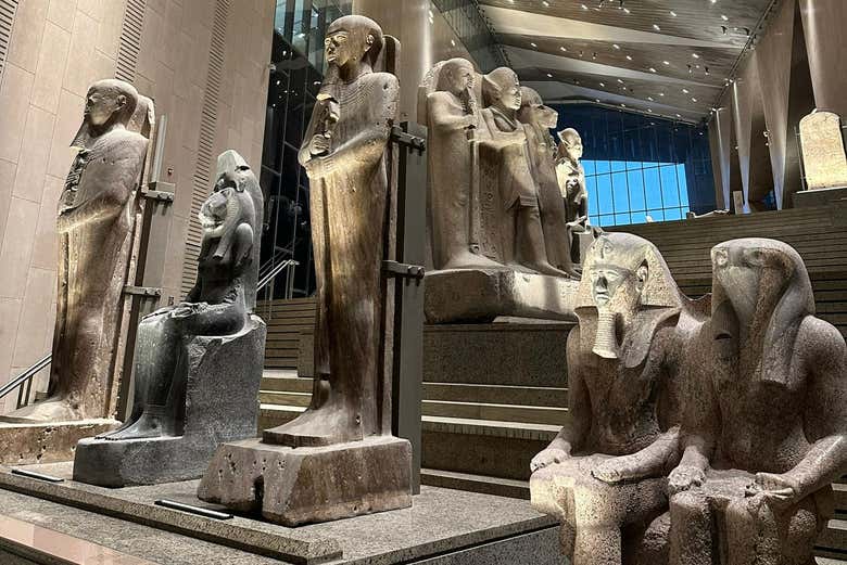Vous verrez un grand ensemble de sculptures de l'Égypte antique