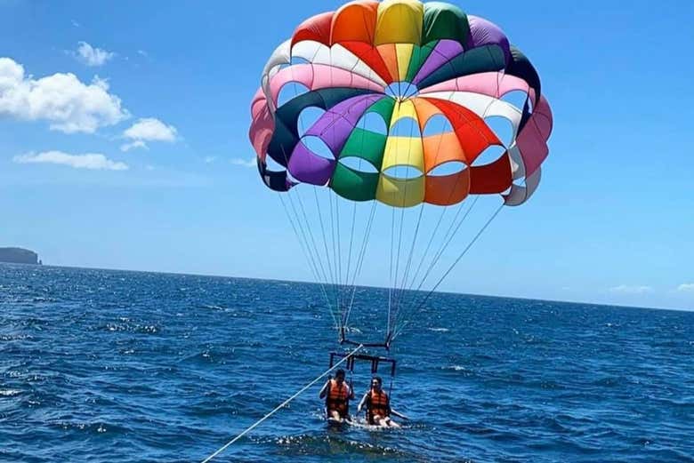 Voo de parasailing