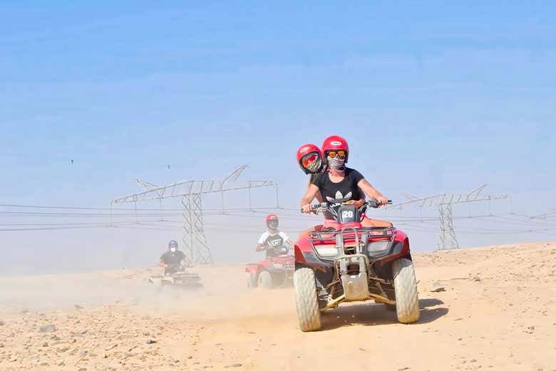 ¡A por la aventura en quad por el desierto egipcio!