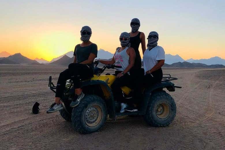 Con la caída del sol al fondo