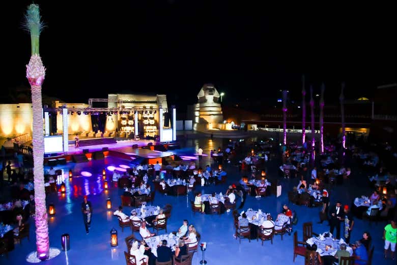 Après le spectacle, vous profiterez d'un dîner fantastique