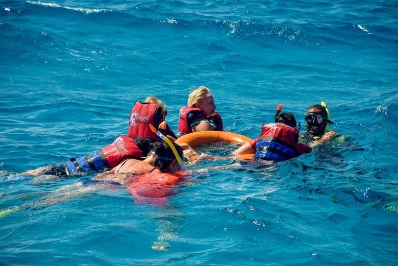 Sur le point de commencer l'activité de snorkeling